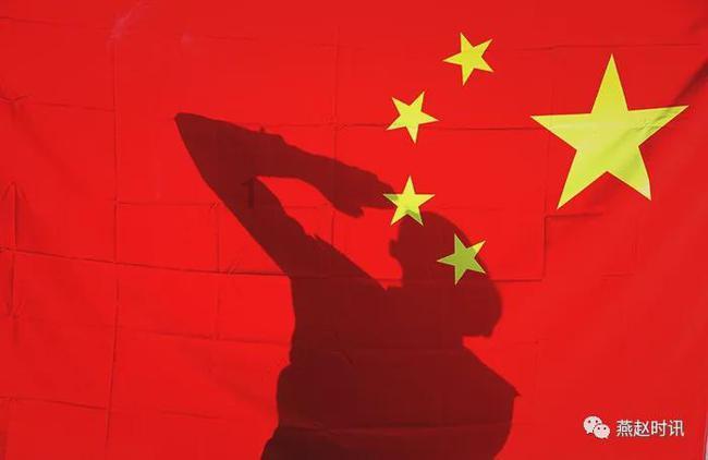 蕾哈娜带男友现身法国街头 二人全程牵手大秀恩爱
